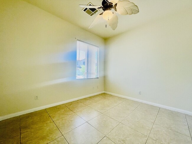 Building Photo - Newly Renovated 5 bd, 3 bth, Loft, w/ down...