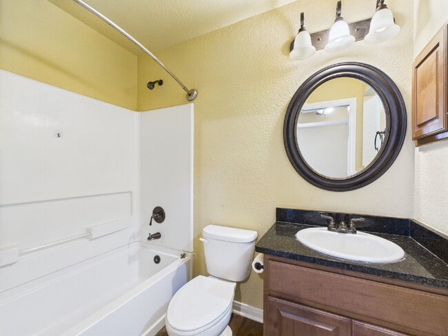 Building Photo - 3-Bedroom Retreat with 2.5 Baths in Freder...