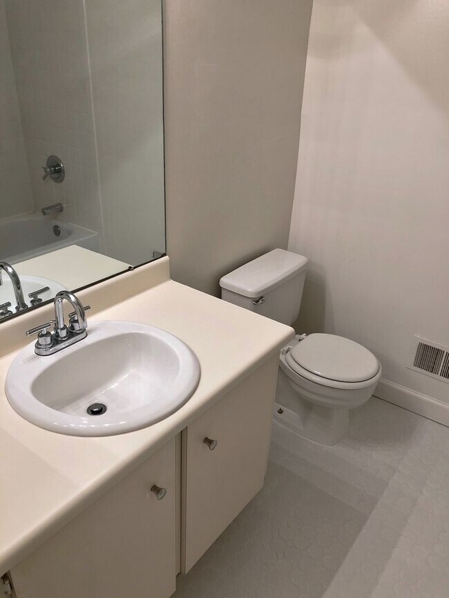 Building Photo - Spacious Potomac Beauty backs to Golf Course