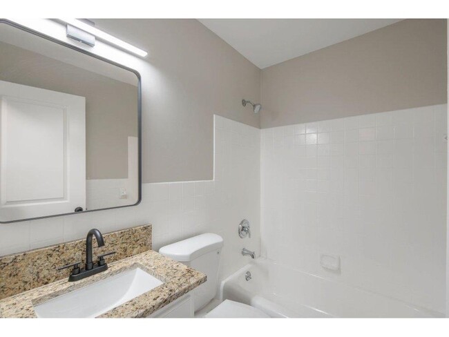 Building Photo - "Modern 2 Bed Apartment in Mounds View - P...