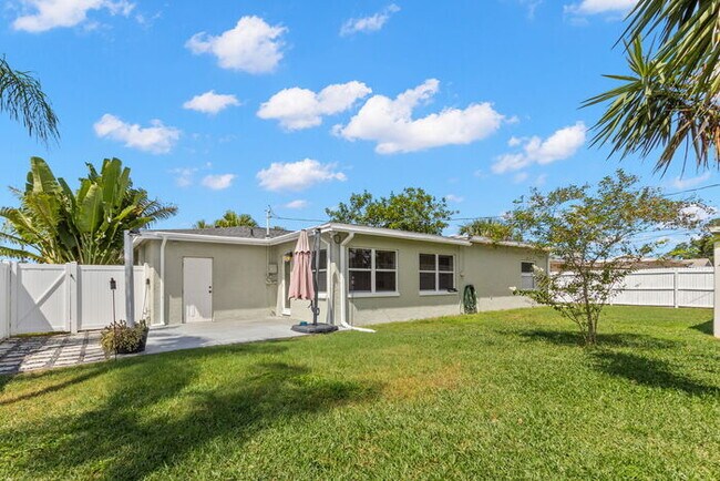 Building Photo - NEWLY RENOVATED Home For Rent in St Pete!