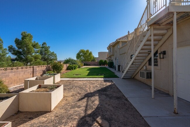 Building Photo - Spacious 6 Bedroom Home with a Balcony!