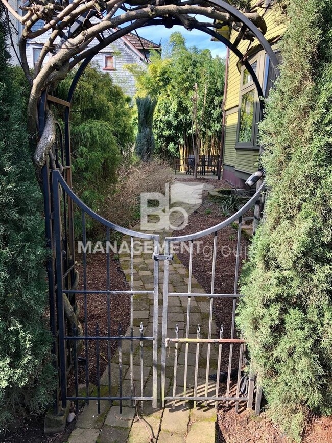 Building Photo - Close-In NE Portland Victorian Offers  Perfect Blend of  Old Charm with Newer Amenities. Lush Pri...