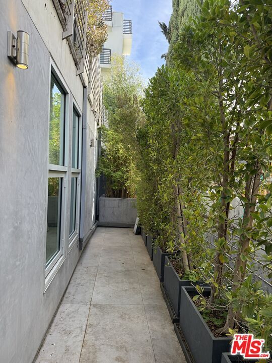 Building Photo - 8210 Fountain Ave