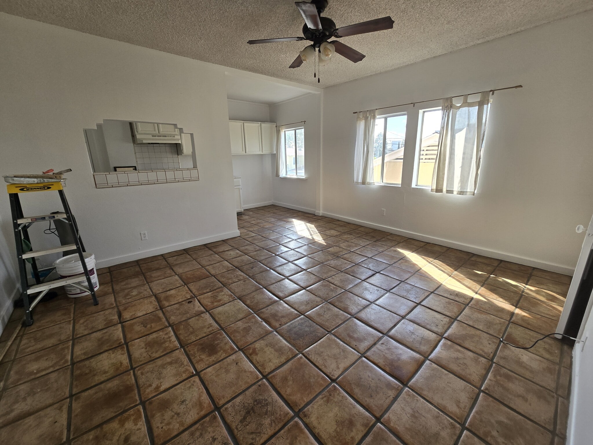 Second floor apartment - 608 N St Andrews Pl