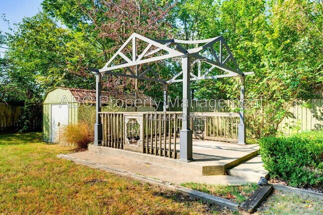 Building Photo - 911 Eicher Ave