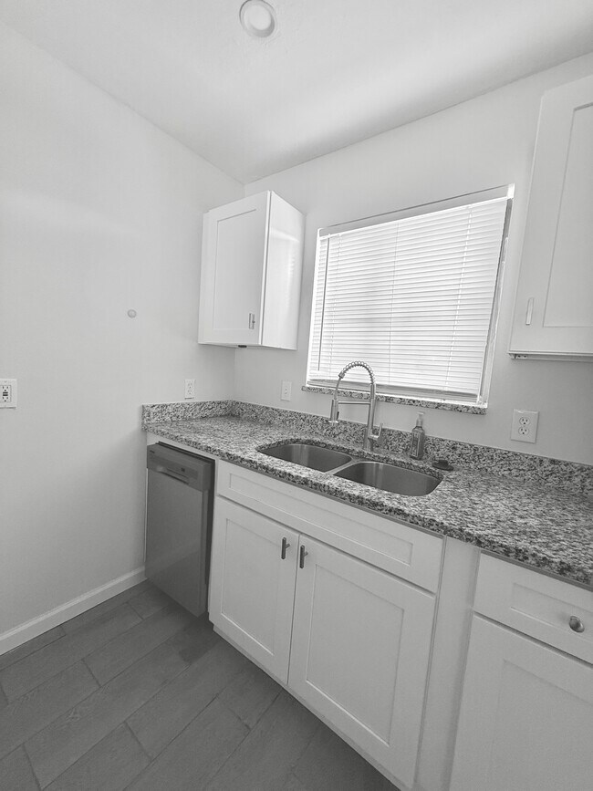 Building Photo - 420 San Gabriel St