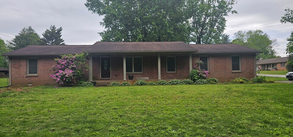 Primary Photo - 901 Hurst Dr