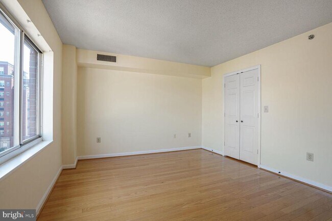Building Photo - 2121 Jamieson Ave