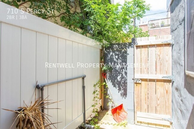 Building Photo - 710 S Percy St