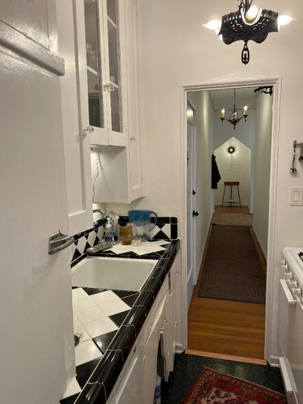 Building Photo - 464 N Stanley Ave