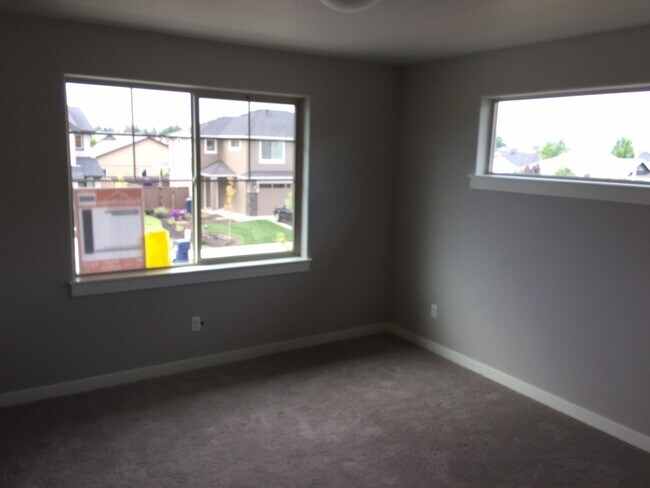 Building Photo - 3 Bed/2.5 Bath Townhome in the Deer Crossi...