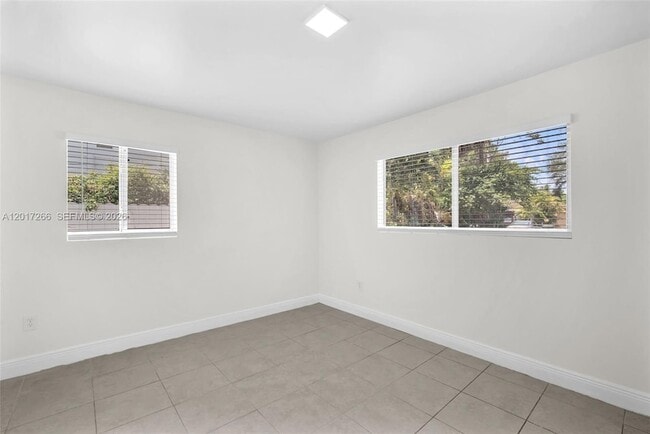 Building Photo - 1550 NE 131st Ln