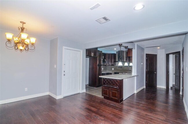 Building Photo - 2832 S Bartell Dr