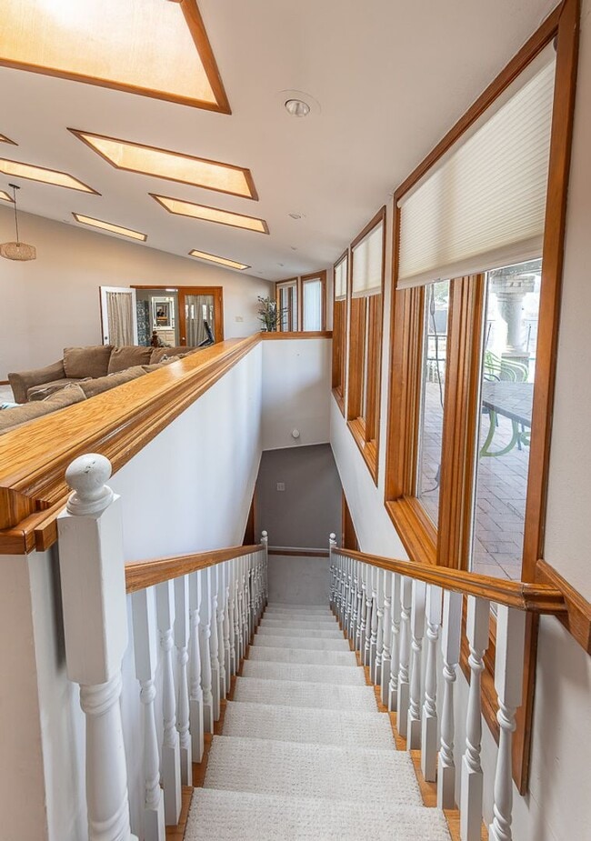 Building Photo - Stunning 4 Bed 3 Bath with a Pool!