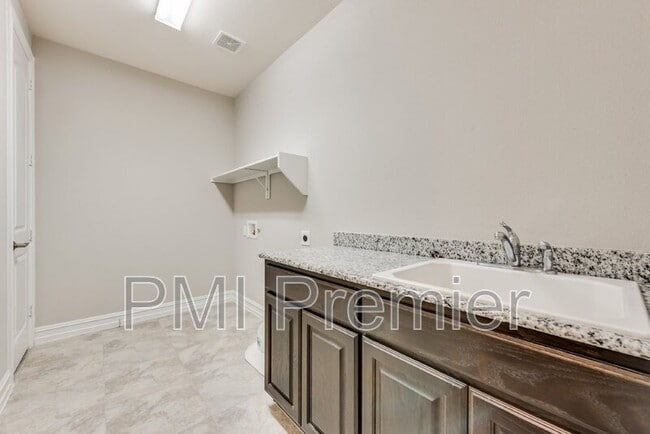 Building Photo - 2818 Balmoral Dr