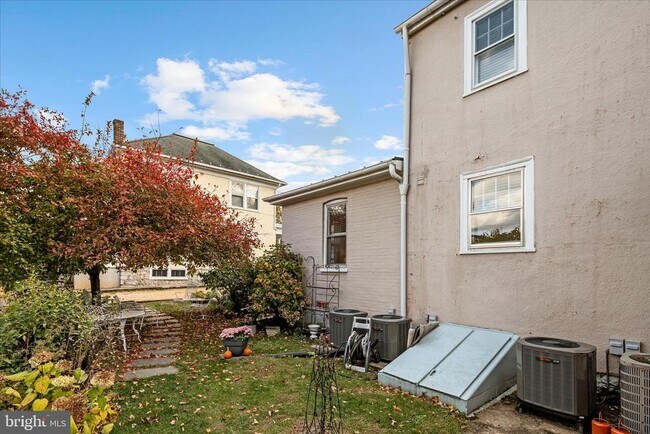 Building Photo - 320 S Loudoun St