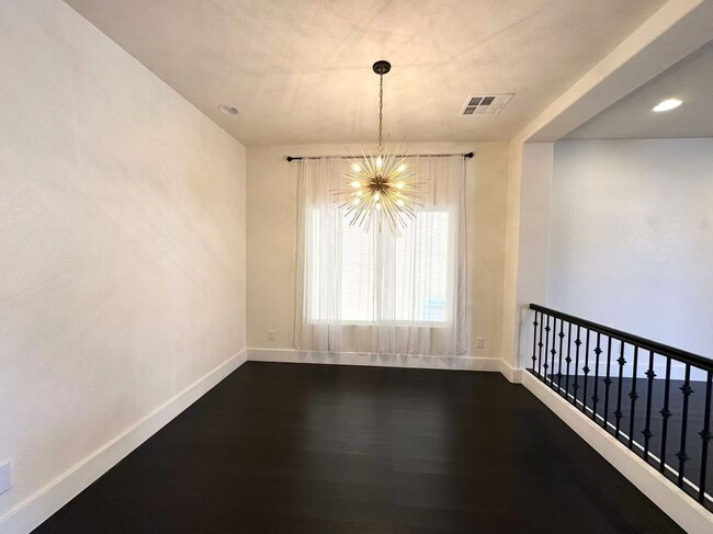 Building Photo - A beautiful 2 stories 5 Bedroom Home in a Highly Desired Location