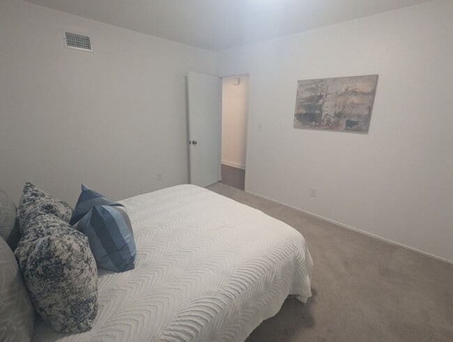 Building Photo - 3 Bed - 2 Bath House with Solar & Mountain...