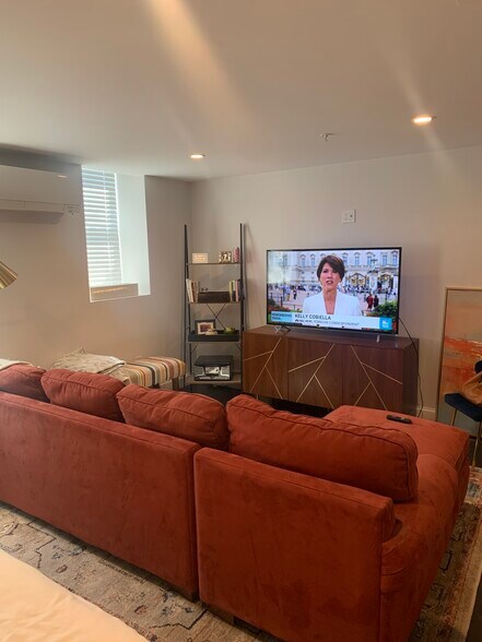 Building Photo - 17 Parker St