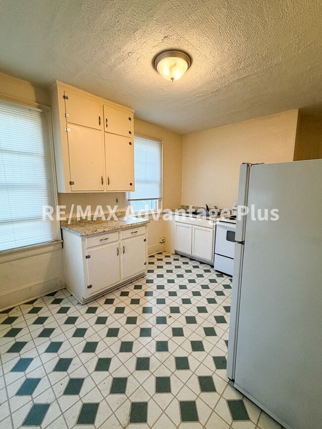 Building Photo - 106 Grove St