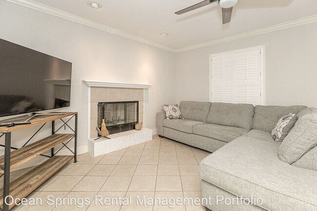 Building Photo - 2 br, 2.5 bath House - 1318 Beach Blvd #6