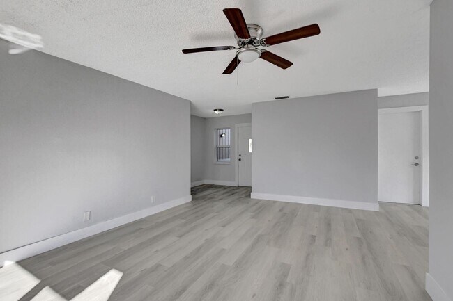 Building Photo - 9632 Saddlebrook Dr