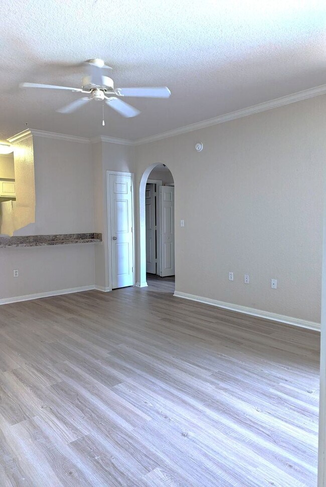 Building Photo - Updated 2x2 condo 1121 square feet, vinyl plank floors & balcony
