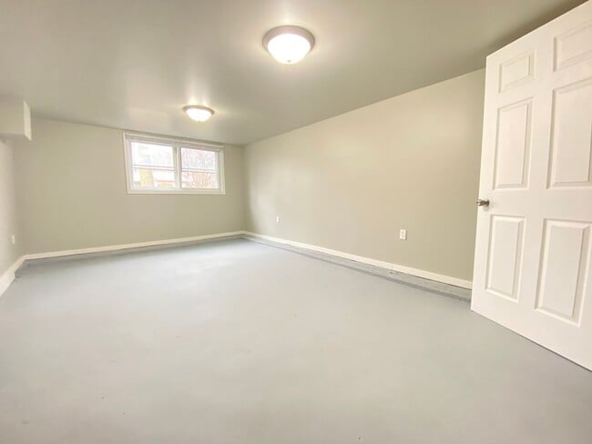 Building Photo - 4 Bed 1.5 Bath Home In Gary