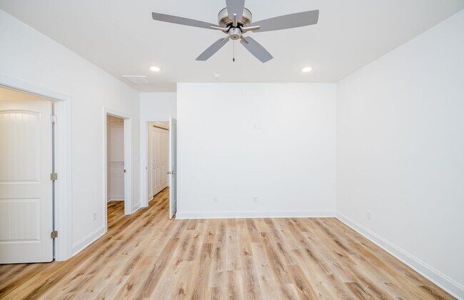 Building Photo - 402 Manly Way