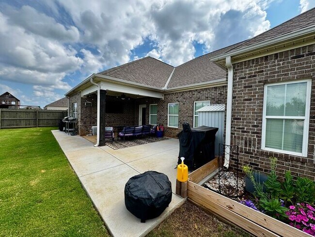 Building Photo - FENCED YARD, PRE-LEASE NOW!