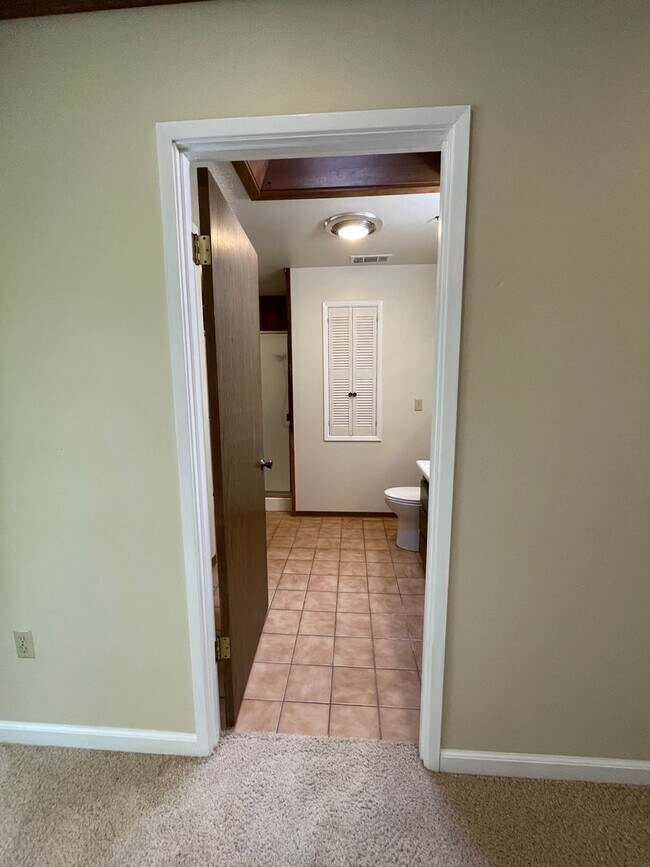 Building Photo - 4 bed, 3 bath split-level home in a private, forested setting (Bayside)