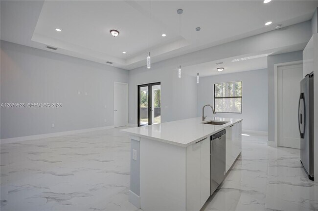 Building Photo - 872 Spaulding St E