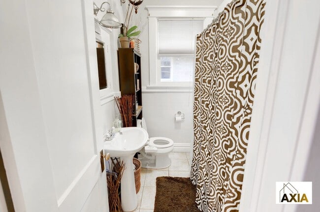 Building Photo - Downing