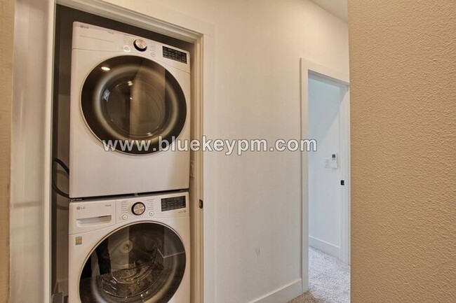 Building Photo - $2050! 2 Bed, 2.5 Bath Townhome in Arbor L...