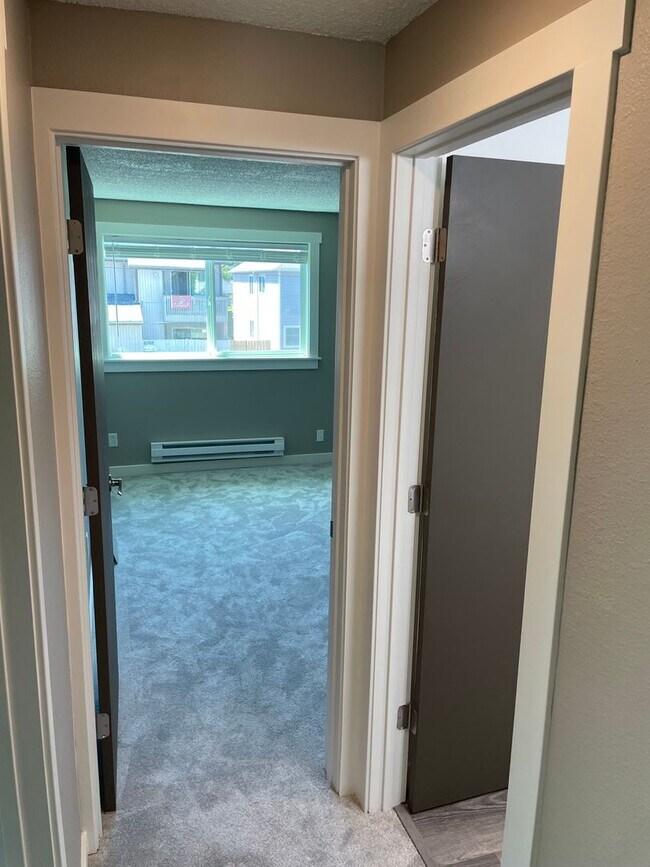Building Photo - Brand new remodel - top floor 2 bedroom wi...