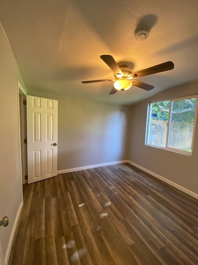 Building Photo - 3841