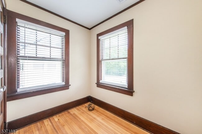 Building Photo - 50 Walnut Crescent