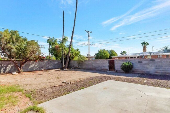 Building Photo - SFR in CENTRAL LOCATION - CLOSE TO U OF A