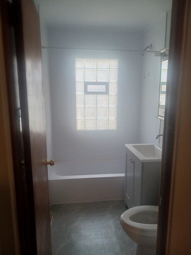 Building Photo - 297 Paxton Ave