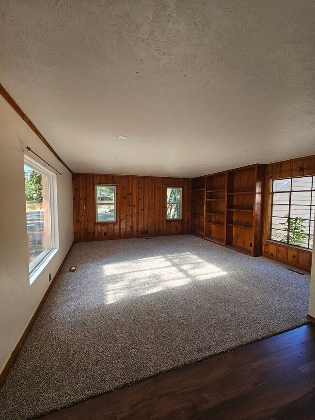 Building Photo - Short-Term Rental ONLY - (4) Bed, (3) Bath with (2) Living Areas Avail NOW!