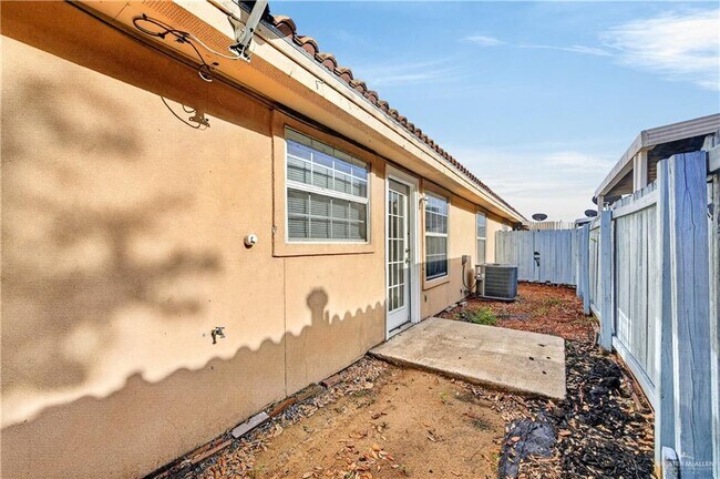 Building Photo - 18 Redbud Ave