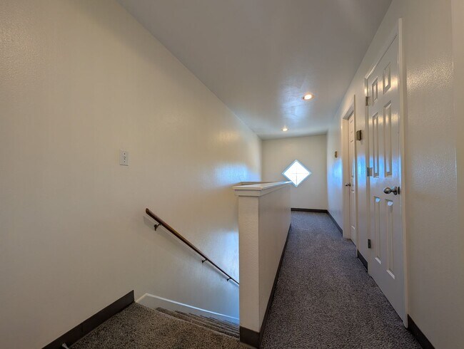Building Photo - 2-Bedroom, 1-Bath 2-Story Townhouse Apartment Off Bailey Hill!