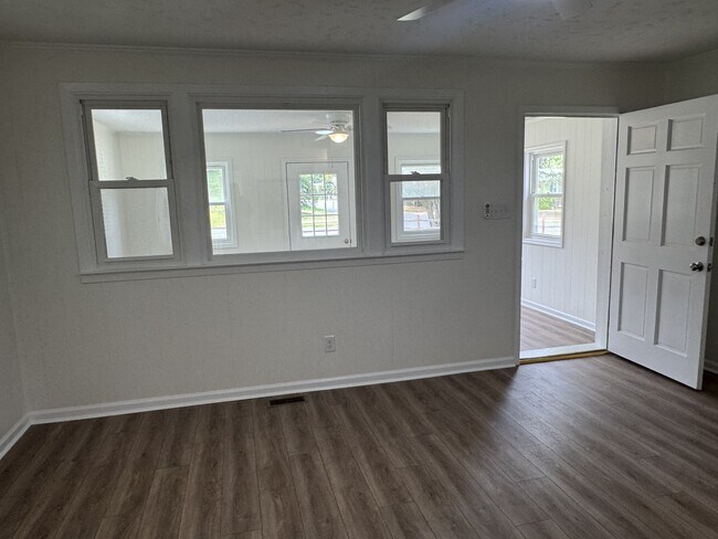 Building Photo - 208 Regalwood Dr