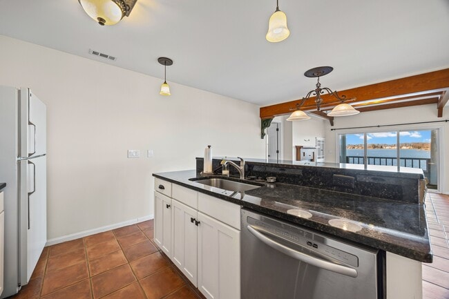 Building Photo - 372 Northwest Dr