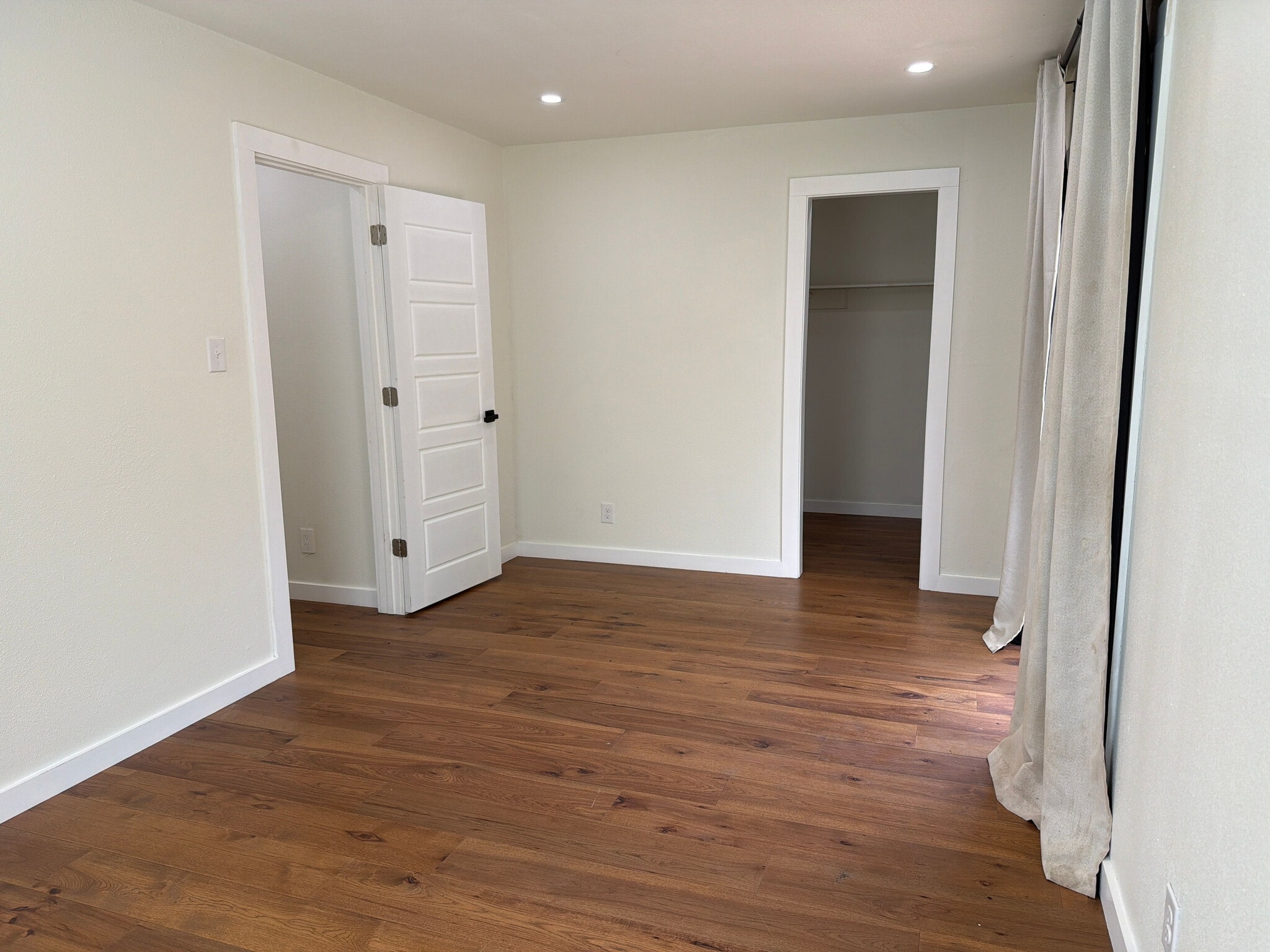 Building Photo - Room in House on Rockridge Dr