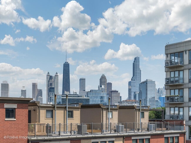 Building Photo - 1015 N Riverwalk St