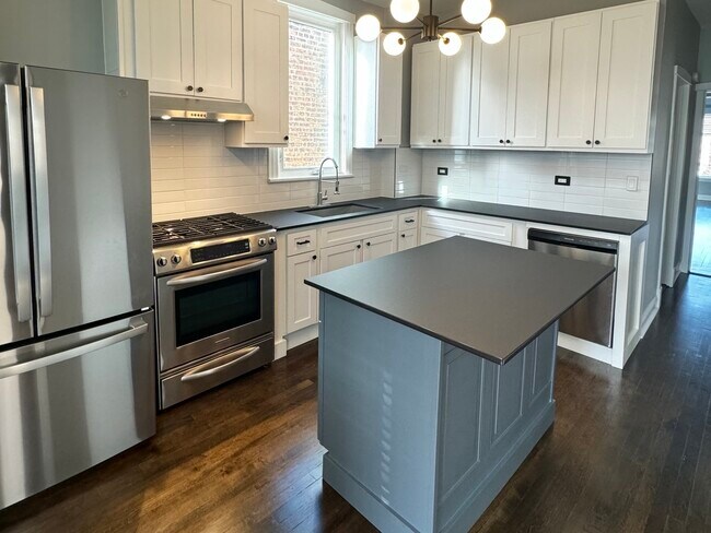 Building Photo - 2447 N Mozart St