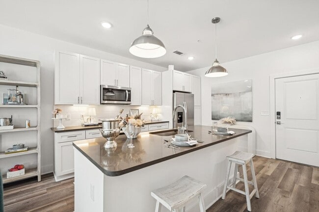 Building Photo - 331 Pickwick Dr