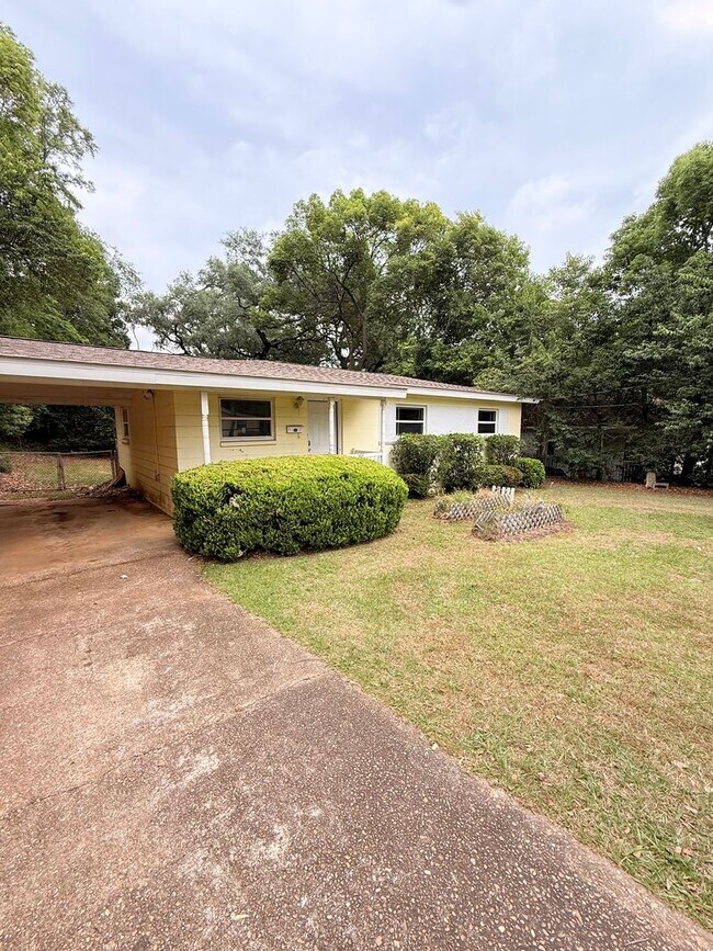 Building Photo - 1606 Airport Dr
